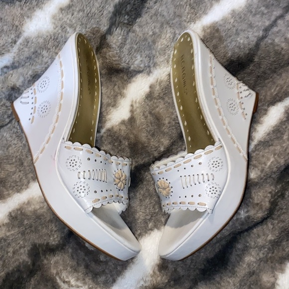 BCBGeneration White Wedge Sandals 7.5 - Picture 3 of 9